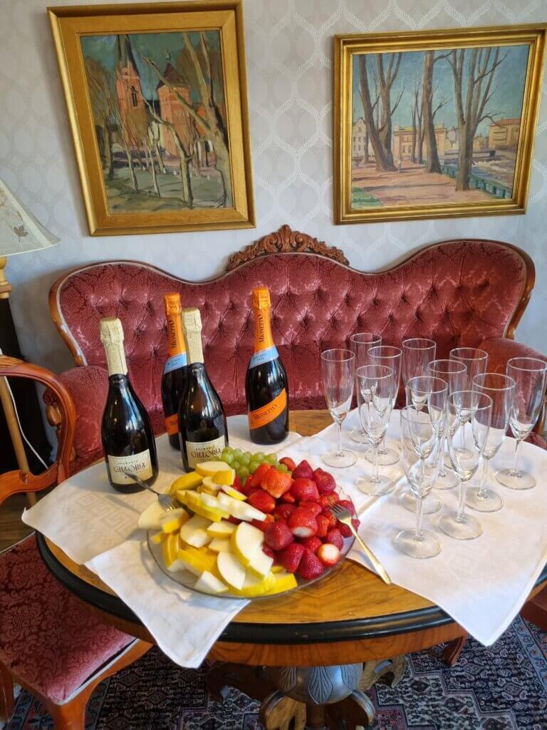 Campagne och frukt Champagne, jordgubbar och melon uppdukat i salongen.