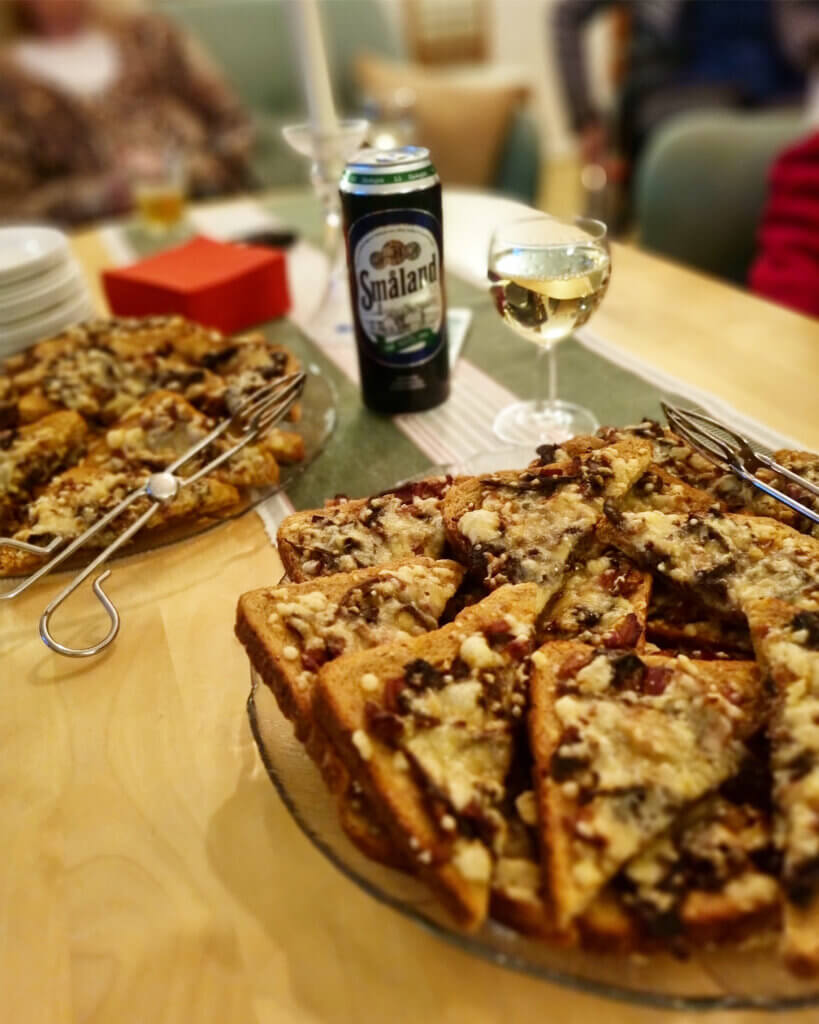 Kantarelltoast med öl och vin uppdukat i salongen