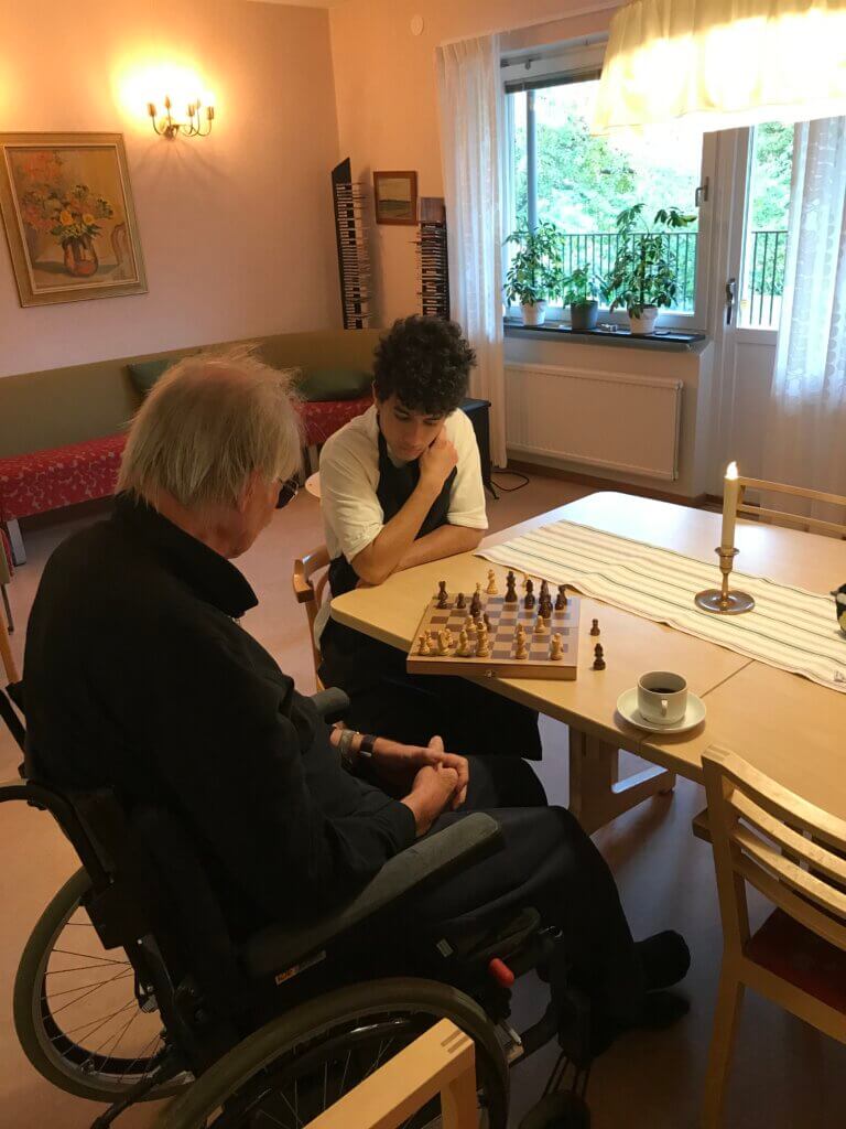 Schackparti mellan äldre boende och personal