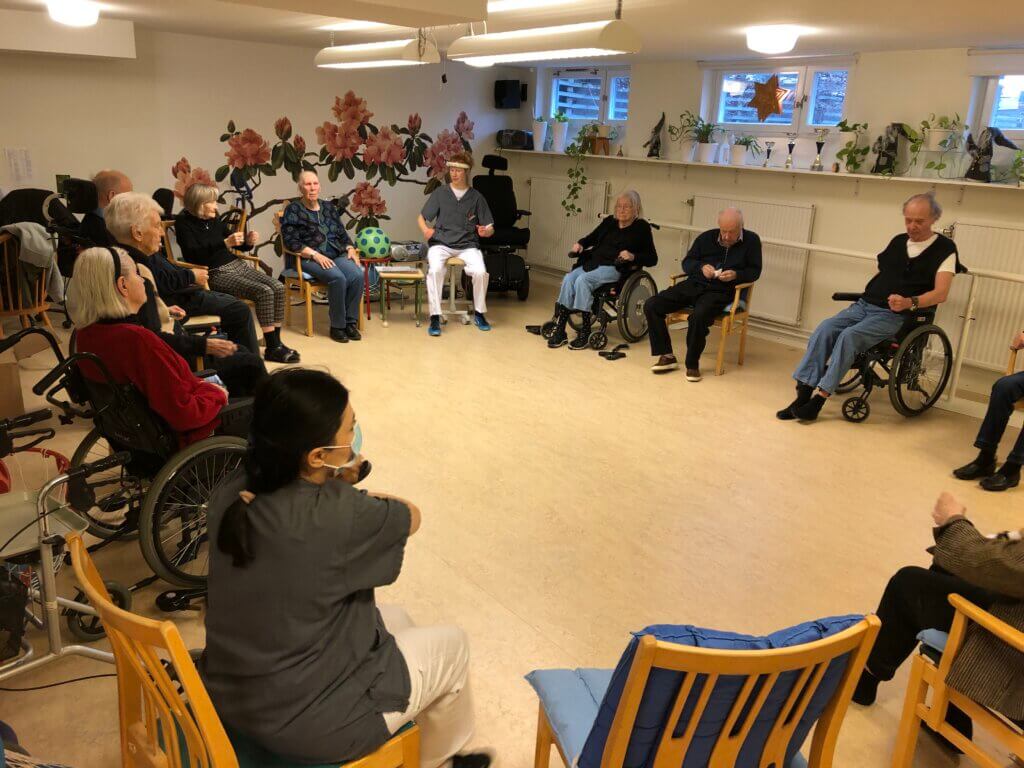 Sittgymnastik i gymnastiksalen