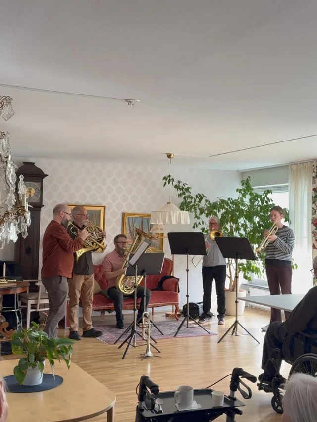 Linnékvintetten Musik 🎶 
Som på räls - Vart är vi på väg?
Följ med Linnékvintetten på en musikalisk frågesport jorden runt.
Musikerna spelar olika verk med anknytning till en geografisk plats.
Du i publiken väljer själv om du vill vara med och gissa vad destinationen är eller om du
bara vill njuta av musiken.
Det blir ett blandat program med musik från olika epoker och genrer där musikerna
själva ledsagar oss genom tävlingsmomenten.🪊🎷